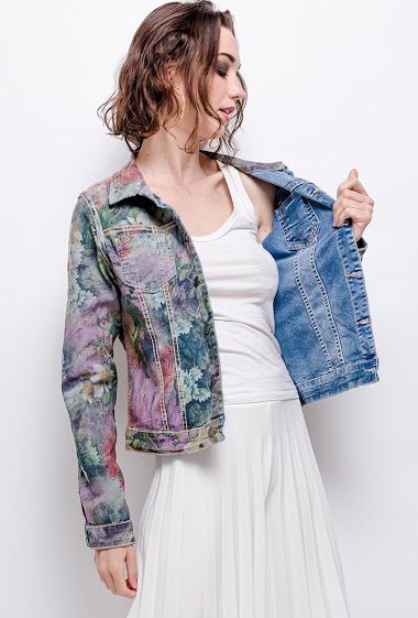 Printed jacket or simple jacket. The model measures 177 cm