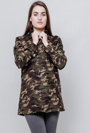 Chemise épaise en coton, motif camouflage.  La mannequin mesure 172cm et porte du M