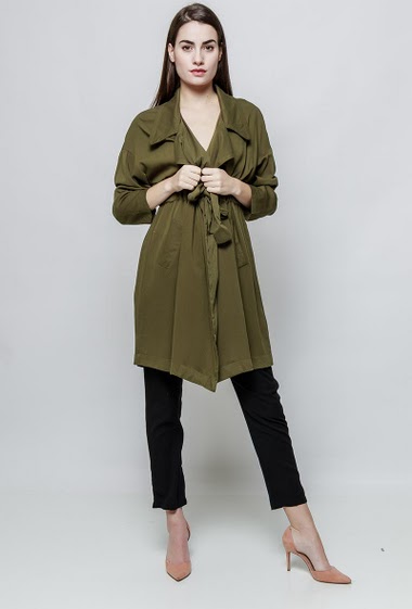 Chic trench, pockets and belt. The model measures 172cm and wears S