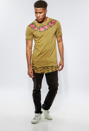T-shirt déchiré avec fleurs brodées. Le mannequin mesure 183cm et porte du L