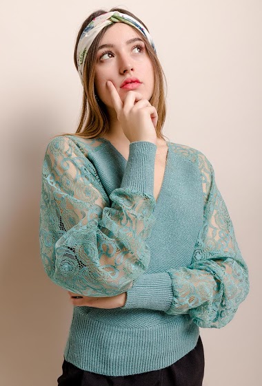 Sweater with batwing sleeves in lace. The model measures 174cm, one size corresponds to 10/12(UK) 38/40(FR). Length:54cm