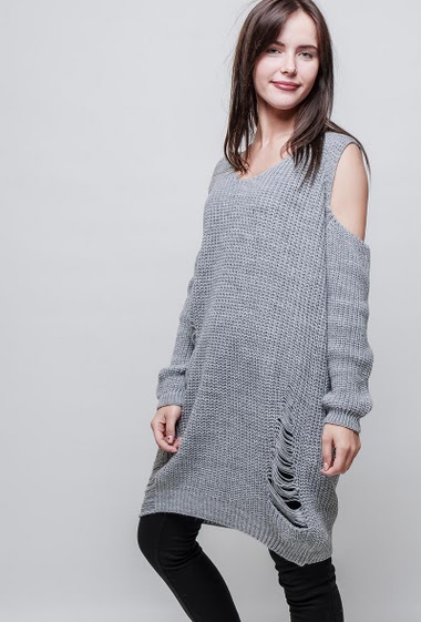 Destroyed knitted tunic, cold shoulder design, long fit. The model measures 172cm, one size corresponds to 38-44