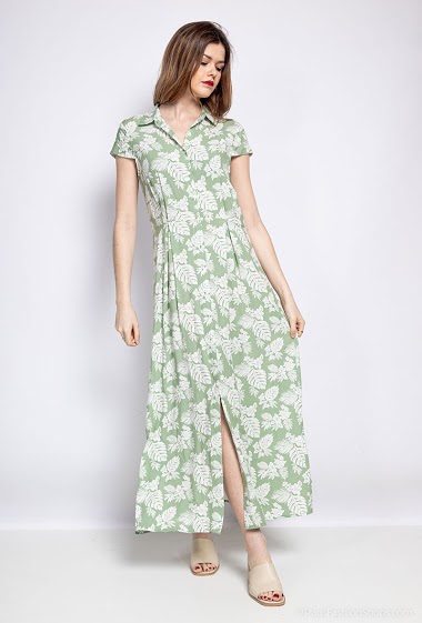 Long shirt dress with floral print, cap sleeves, button closure at the front, shirt collar, underlined waist. Length:135cm. La mannequin mesure 172cm
