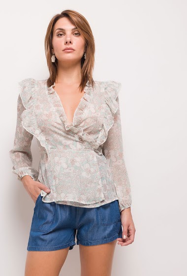 Printed blouse with ruffles. The model measures 175cm