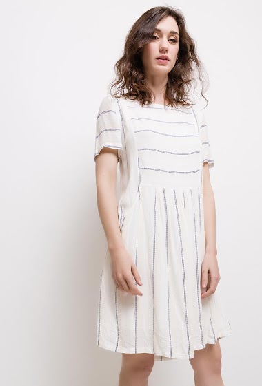 Striped dress, round neck, short sleeve, side pocket.
The model measures 177cm and wears S.