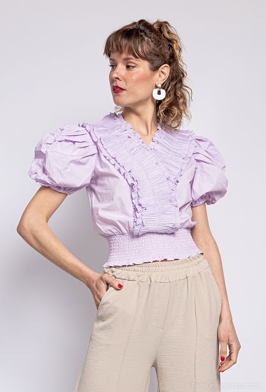 Blouse with smocks, short puff sleeves. The model measures 177 cm