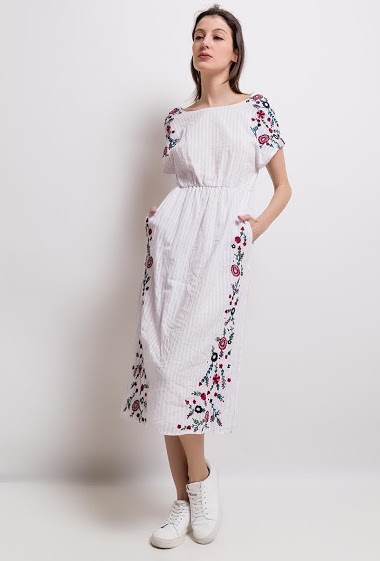 Women's embroidery dress, round neck, elastic waist.
The model measures 178cm and wears S.