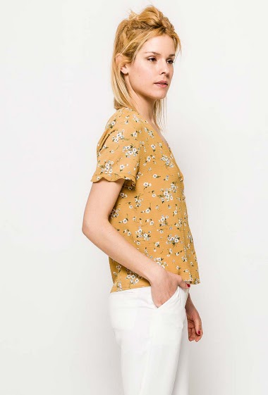 Blouse with printed flowers, short sleeves, V neck. The model measures 177cm and wears S. Length:60cm