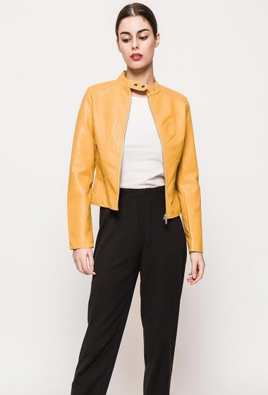 Slim jacket, zip closure, pockets. The model measures 176cm and wears M. Length:60cm