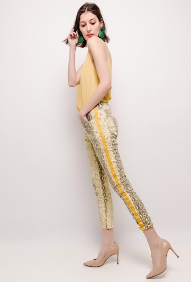 Printed pants, side stripes. The model measures 178cm and wears 36
