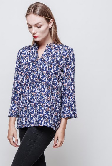 Printed shirt. Long sleeves. Classic fit. The model measures 177 cm and wears S.