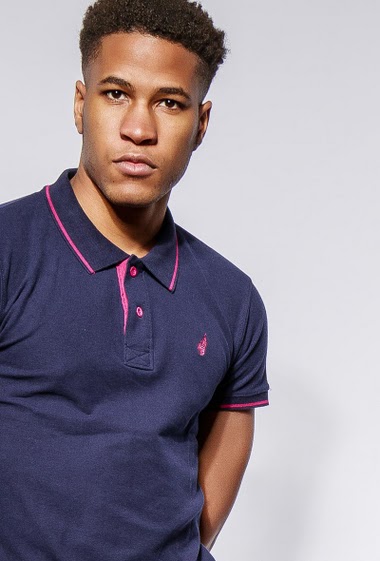 Polo with short sleeves, embroidery, contrasting border. The model measures 183cm and wears M