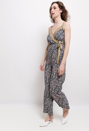 Printed jumpsuit, heart cover, shoulder straps.
The model measures 177cm and wears S.
