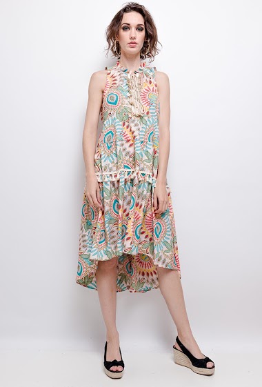 Dress with paisley print. The model measures 175cm