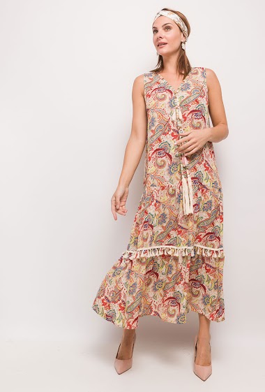 Dress with paisley print. The model measures 175cm