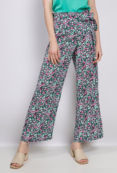 Flower print pants. The model measures 177 cm