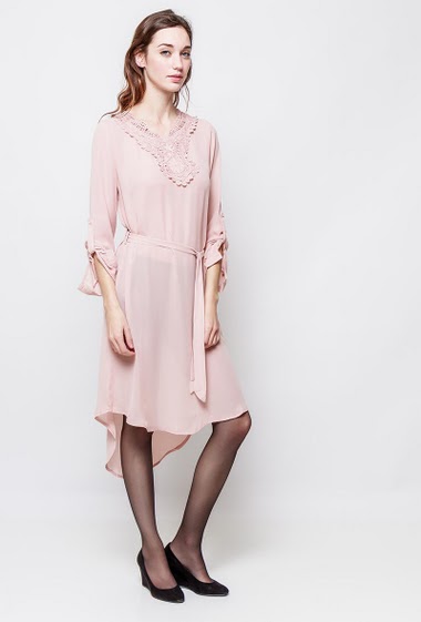Dress with lace yoke, long roll-up sleeves, fluid fabric. The model measures 177cm and wears S