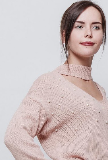 Knitted sweater, choker neck, beaded front, casual fit. The model measures 172cm, one size corresponds to 38-44