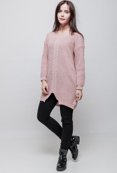 Long sweater, twisted V neck, long sleeves, casual fit. The model measures 172cm, one size corresponds to 38-44