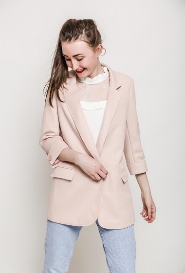 Blazer with padded shoulder, peach skin touch, pockets. The model measures 177cm and wears S. Length:85cm