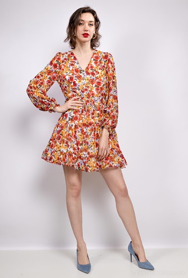 Flower print dress, shiny threads. The model measures 177 cm