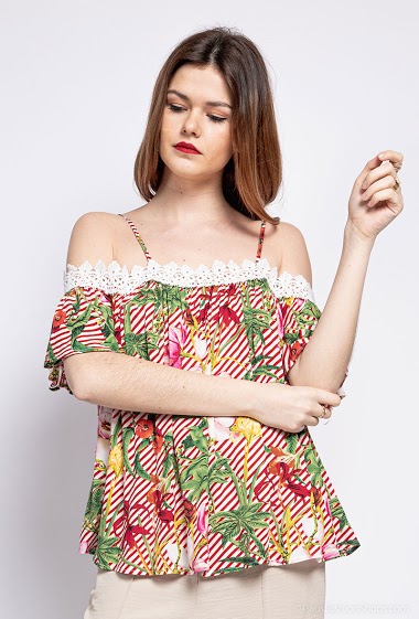 Top with printed flowers, short sleeves, fine adjustable straps, lace detail. The model measures 172cm and wears S. Length:62cm