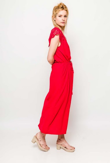 Sleeveless dress, lace yoke. The model measures 177cm and wears S. Length:140cm