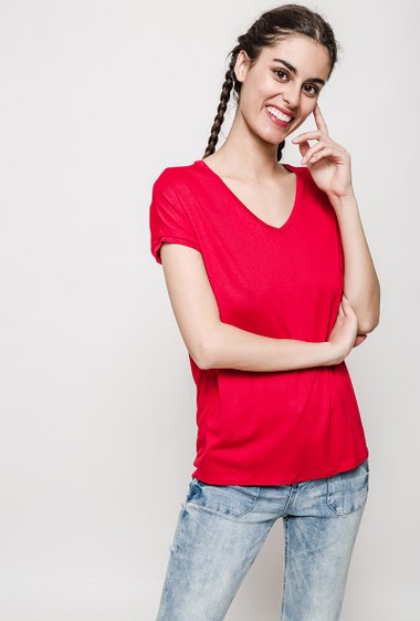 Short sleeve t-shirt, V neck. The model measures 176cm, one size corresponds to 10/12. Length:70cm