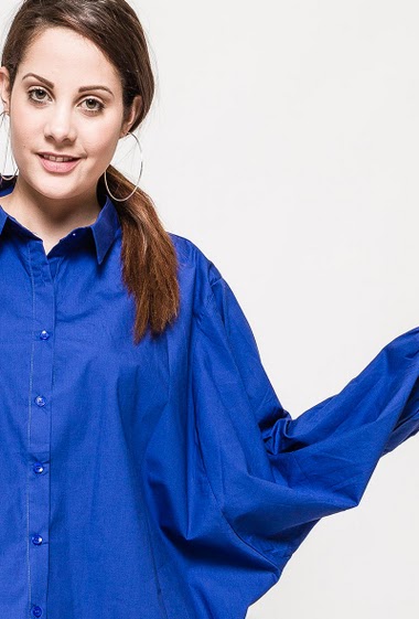 Shirt with batwing sleeves. The model measures 174cm, one size corresponds to 16/44. Length:73cm