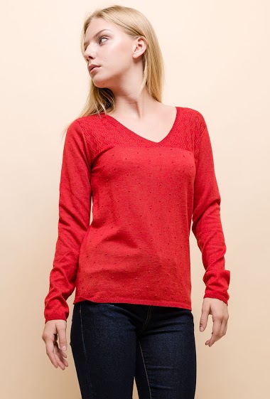 Fine sweater with perforated detail. The model measures 170cm and wears S. Length:60cm