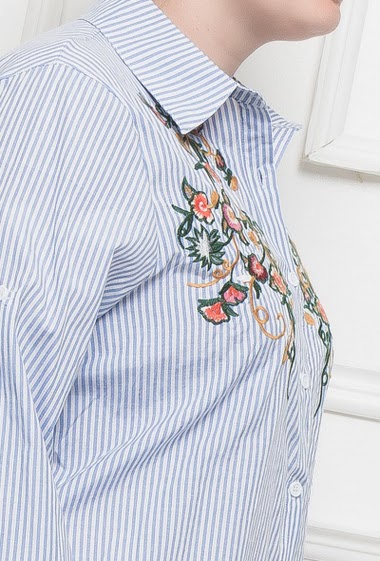Shirt with stripes, roll-up sleeves, embroidred flowers, side slits T3(42/44) - T4(46/48) - T5(50/52)
