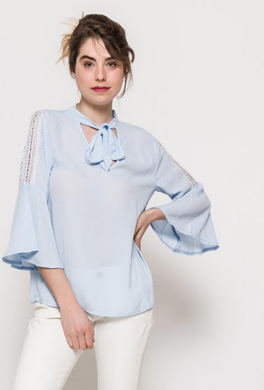 Blouse with flared sleeves, tie collar, fluid fabric. The model measures 176cm and wears S. Length:69cm