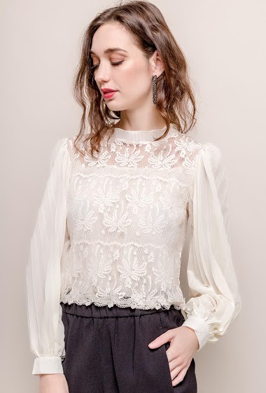 Refined lace blouse, pleated puff sleeves. The model measures 177cm and wears S. Length:52cm