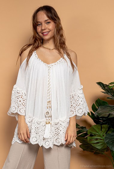 Cold shoulder blouse, crochet border, tassels. The model measures 175 cm