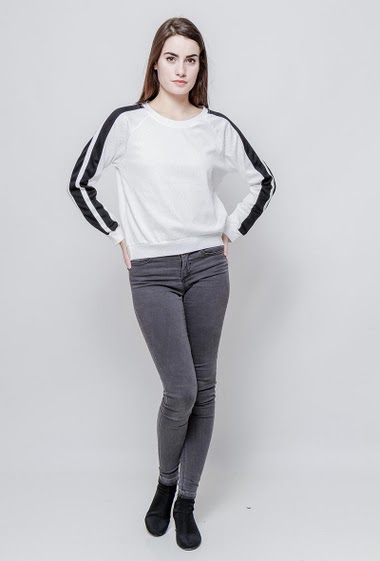 Bicolour sweatshirt. The model measures 172cm and wears S/M