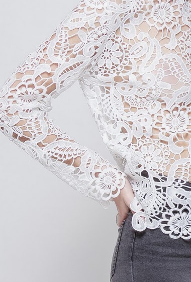Romantic top, transparent crochet lace, regular fit. The model measures 172cm and wears M