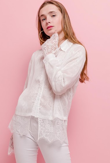 Shirt with refined lace detail. The model measures 165cm, one size corresponds to 10/12(UK) 38/40(FR). Length:65cm