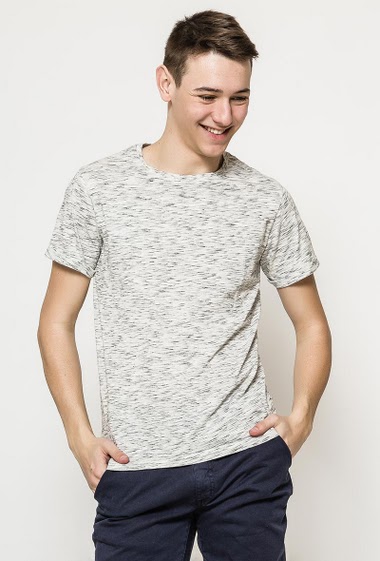 Cotton t-shirt with short sleeves. The model measures 184cm and wears M