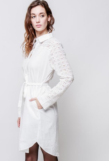 Shirt dress with lace yoke, belt. The model measures 177cm and wears S