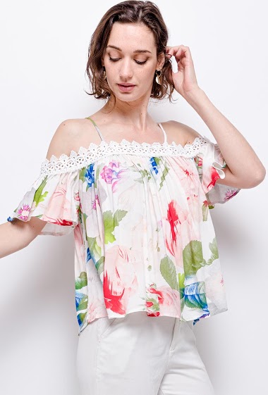 Top with printed flowers, short sleeves, fine adjustable straps, lace detail. The model measures 176cm and wears S. Length:62cm