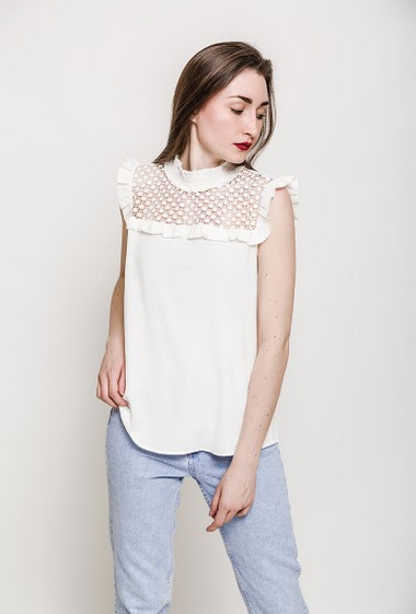 Blouse with lace yoke, mini ruffles. The model measures 177cm and wears S. Length:65cm