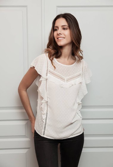 Spotted light blouse. The model measures 177 cm and wears S. Length:62cm