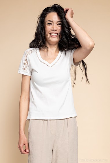 T-shirt with lace. The model measures 182 cm and wears S. Length:60cm