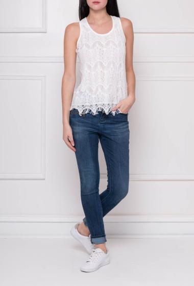 Lace tank top with lining on the front