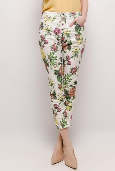 Pantalon à imprimé fleurs. La mannequin mesure 178cm et porte du T36