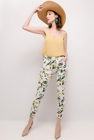 Pants with printed flowers. The model measures 178cm and wears 36