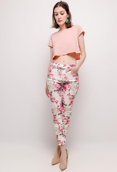 Pantalon à imprimé fleurs. La mannequin mesure 178cm et porte du T36