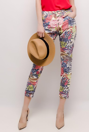 Pants with printed flowers. The model measures 178cm and wears 36