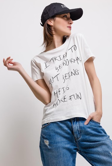 Printed T-shirt, rounded neckline. Short sleeves.
The model measures 170cm and wears S.