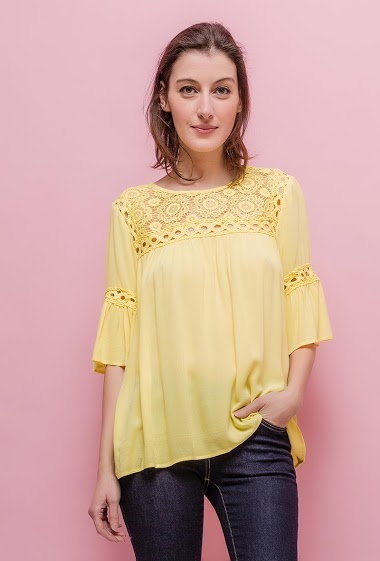Soft blouse, lace. The model measures 178cm and wears S. Length:60cm